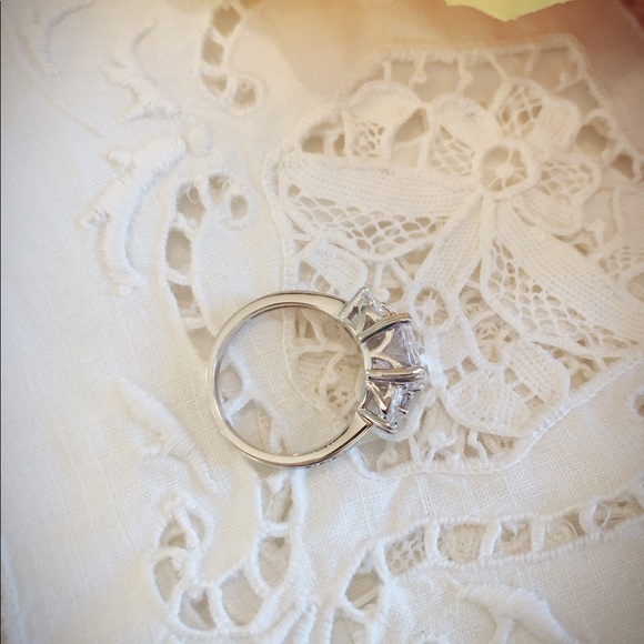 🔥SALE🔥 White Sapphire & Silver Engagement Ring - Picture 3 of 8